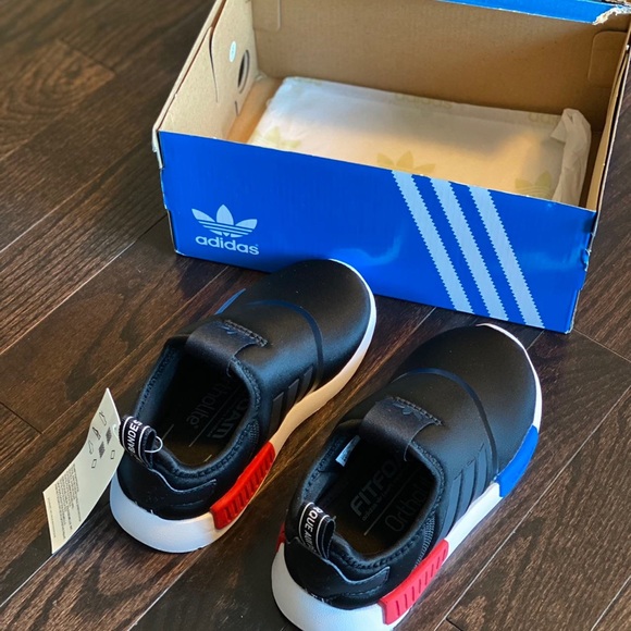 Kids brand new Nike shoes pink size 9 and black size 10 - Picture 4 of 6